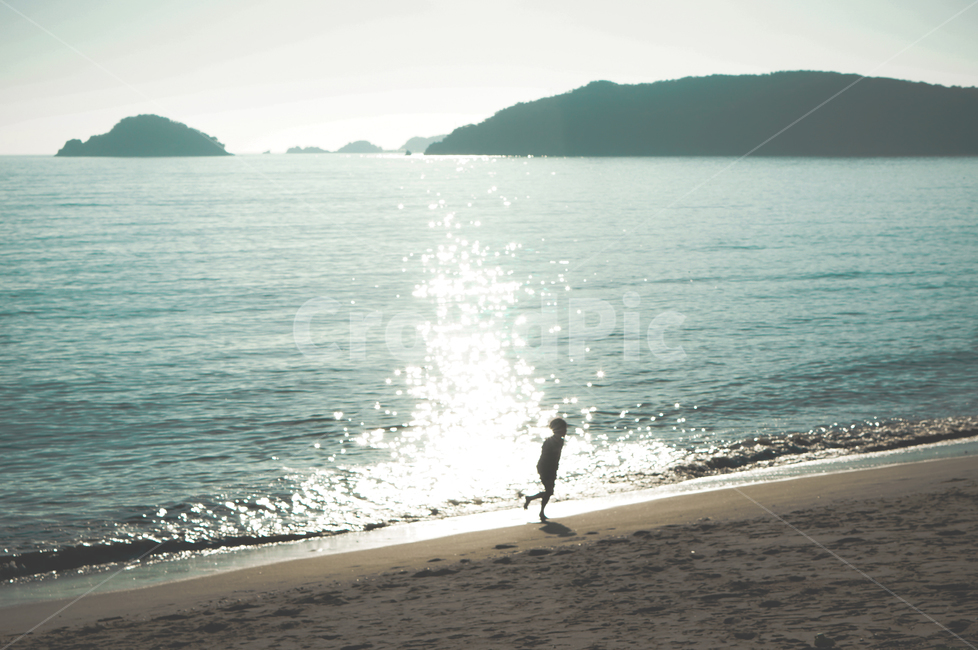 바다,해변,햇빛,어린이,달리기,반짝반짝,sea,beach,light,children,running,twinkle,해변,바다,beach,sea,사람,인물,인간,human,person,어린이,어린아이,child,children,kid,인물실루엣,사람실루엣,character silhouette,human silhouette,outdoors,옥외,water,물,ocean,대양,nature,자연,shoreline,해안선