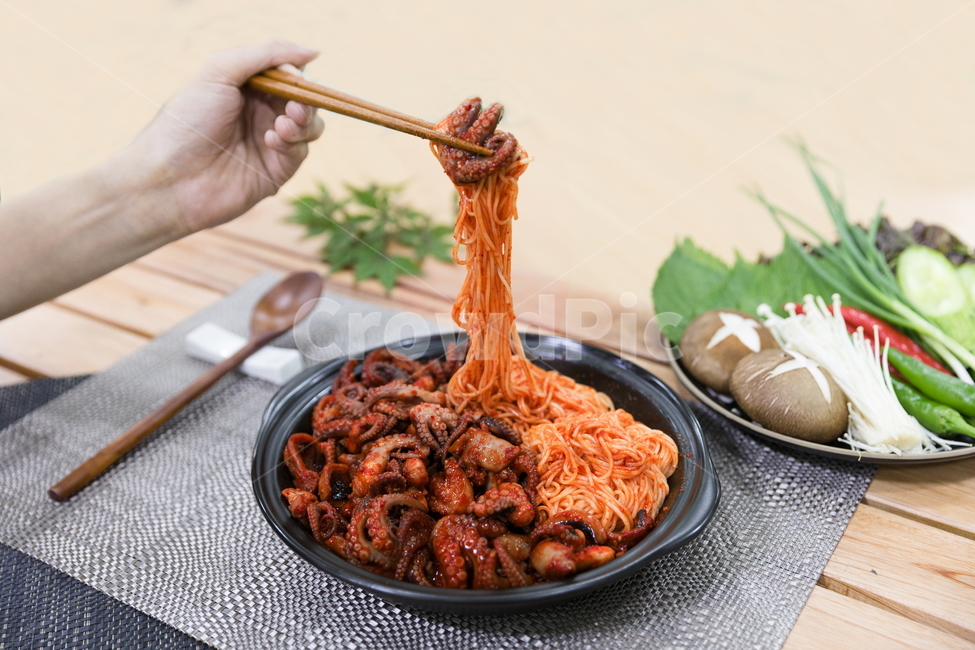 주꾸미,요리,다이어트,매운음식,식기류,건강식,조리법,그릇,테이블,식사,맛있다,먹다,별미,낙지,문어,맵다,짜다,준비,숟가락,식탁,붉다,해산물,바다요리,재료,배고프다,무침,볶음,식당,밥,볶다,젓가락,매콤하다,양념,국수,술안주,사람,인물,인간,human,person,신체일부,몸,body,음식,식재료,요리,food,cook,meal,dishes,food reserves,면류,면요리,noodles,한식,한국음식,한국요리,korean food,korean dishes,korean meal,korean cook