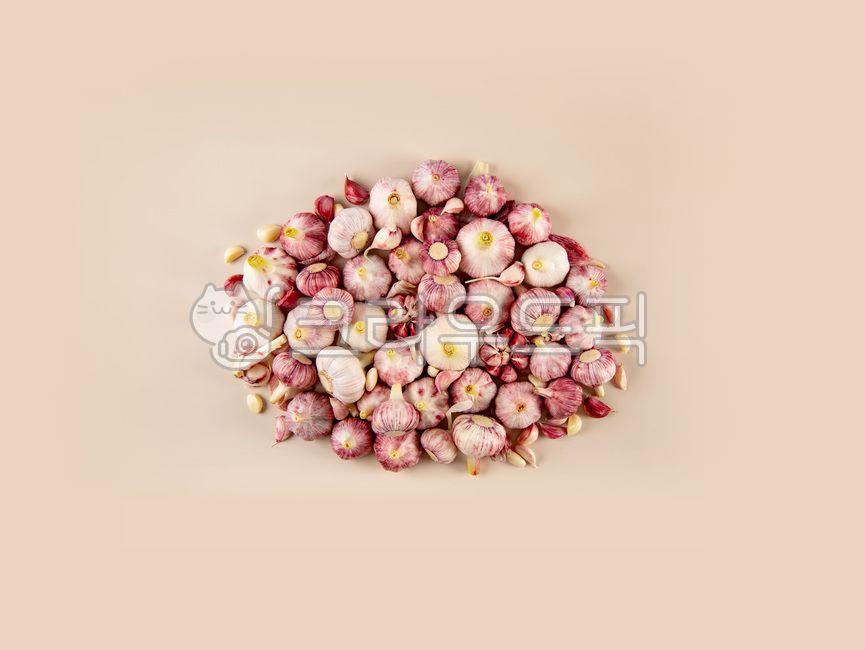 컨셉트,채소,마늘,다이어트,음식재료,누끼,푸드,통마늘,건강식단,정물,실내,스튜디오,작물,향신료,먹거리,식품,유기농,식재료,흰배경,하얀배경,흰바탕,모음,그룹,여러개,탑뷰,항공뷰,항공,수직,베이지배경,위에서,내려다보는,껍질,햇마늘,육쪽,풋마늘,베이지,살색,연출,갈릭,수확,음식,식재료,요리,food,cook,meal,dishes,food reserves