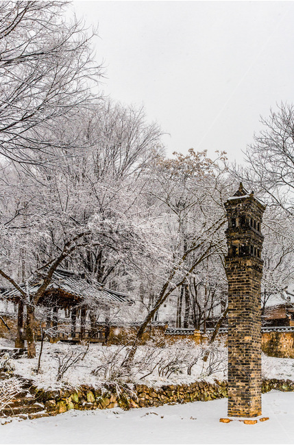 설경,겨울,굴뚝,고택,문화유산,전통,한국의명소,겨울,계절,winter,season,자연,풍경,nature,landscape,한국자연풍경,한국자연경관,korea nature landscape,한국전통,한국문화,korean traditional,korean culture,건축물,건물외관,exterior,building,structure,architecture,construction,outdoors,옥외,ice,빙