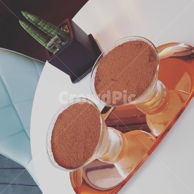 암사동카페,천호동카페,티라미슈,로즈골드트레이,디저트,화분,컵티라미슈