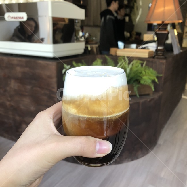 카페,cafe,커피,라떼,우유,거품,잔,유리,그릇,컵,latte,coffee,아인슈페너,힐링,여유,음식,drink,사람,커피,카페,coffee,cafe