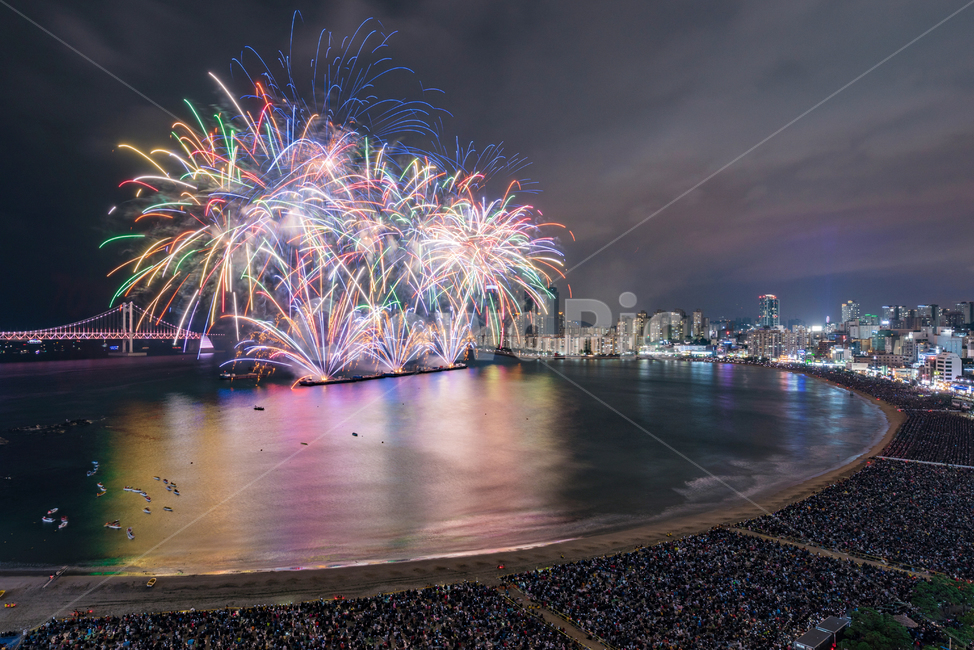 부산,busan,불꽃축제,광안리불꽃축제,fireworks,korea,불꽃놀이,광안리,해운대,해수욕장,바다,야경,밤,풍경,nightscape,night,landscape,도시,city,한국도시풍경,한국도시경관,korea cityscape,축제,행사,festival,carnival,event,nature,자연,outdoors,옥외
