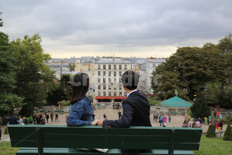 파리,프랑스,몽마르뜨,뒷모습,파리의연인,파리오후,데이트,도시,풍경,city,landscape,해외,외국,세계,foreign,oversea,world,세계도시풍경,해외도시풍경,외국도시풍경,world cityscape,사람,인물,인간,human,person,연인,커플,사랑,lover,couple,furniture,가구,sitting,좌석