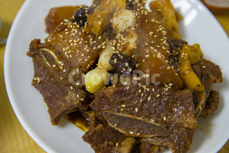 asianfood,background,beef,breakfast,brown,closeup,cooking,cuisine,delicious,dinner,dish,eat,food,fresh,gourmet,healthy,homemade,koreanfood,lunch,meal,plate,restaurant,sauce,sweet,table,tasty,traditional,한국음식,갈비찜,소갈비찜,추석요리,추석,밤,마늘,대추,소고기,집요리,집밥,음식,식재료,요리,food,cook,meal,dishes,food reserves