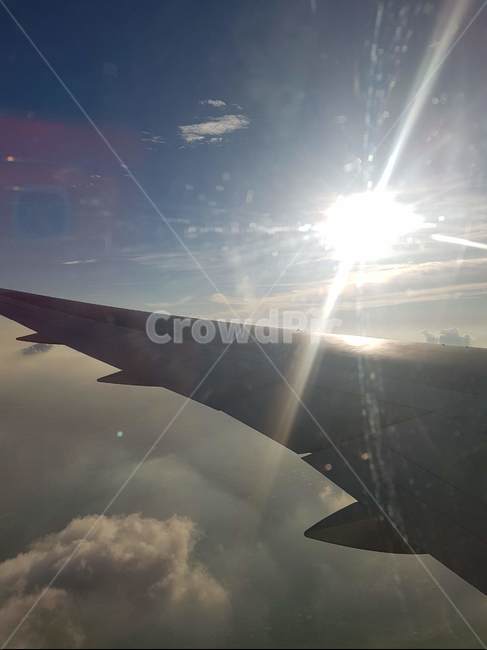 날개,비행,비행기,구름,하늘,태양,sky,airport,cloud,비행기날개,눈부심,높은하늘,비행중,교통,교통수단,traffic,transportation
