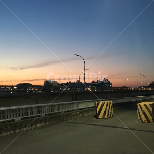 노을,석양,야경,도로,분홍색,하늘,노란색,파란색,구름,가로등,불빛,자동차,야경,밤,풍경,nightscape,night,landscape,교통,교통수단,traffic,transportation,road