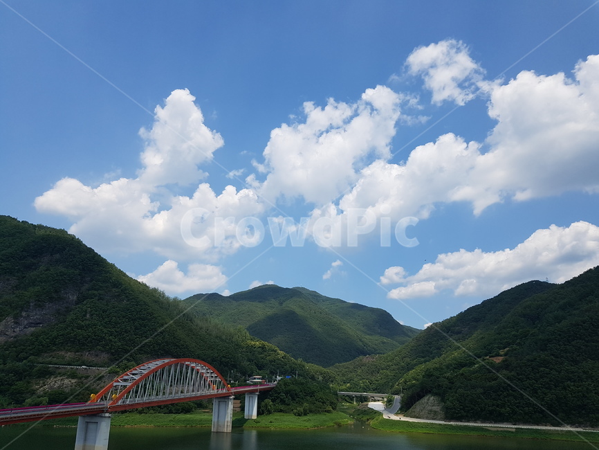 하늘,낮,구름,산,다리,자연,시원함,뻥뚫림,푸른,푸름,배경,풍경,발랄,발랄함