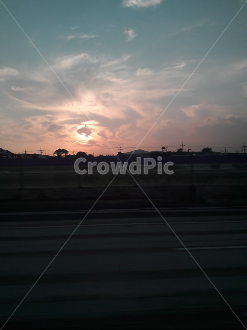 하늘,하늘색분홍색하늘,구름,도로,구름쉐이크,자연,풍경,nature,landscape,outdoors,옥외,sunlight,햇빛,sky