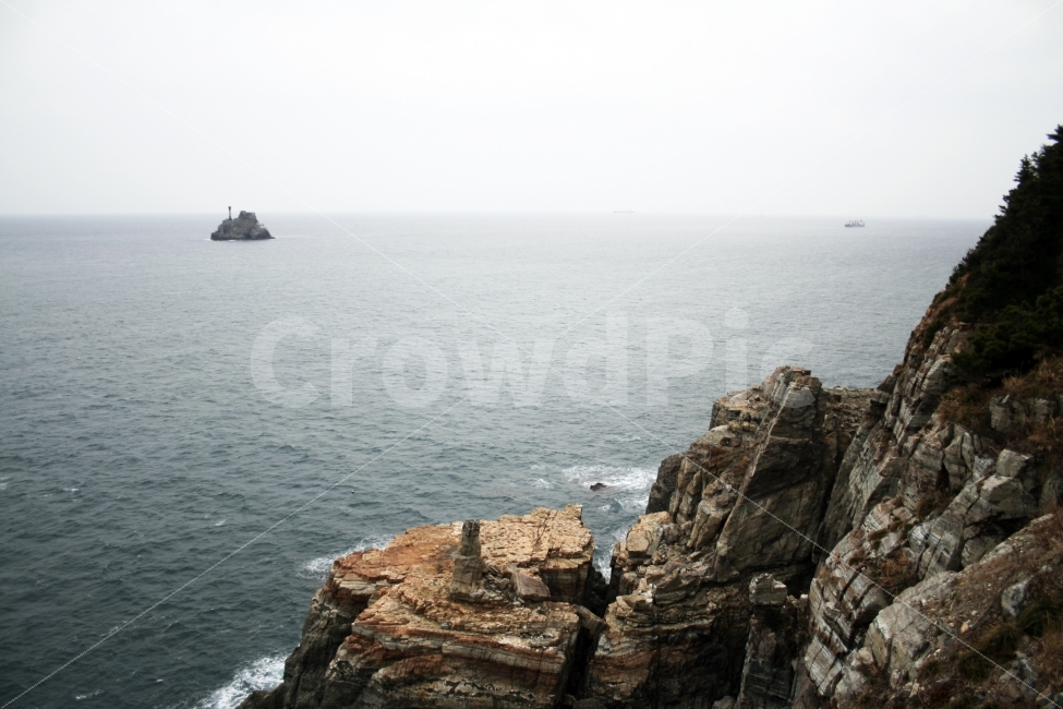 부산,태종대,바다,절벽,낭떠러지,섬,외딴섬,흐림,자연,풍경,nature,landscape,한국자연풍경,한국자연경관,korea nature landscape,promontory,곶,outdoors,옥외,cliff,transportation,교통,vehicle,차량,boat,보트