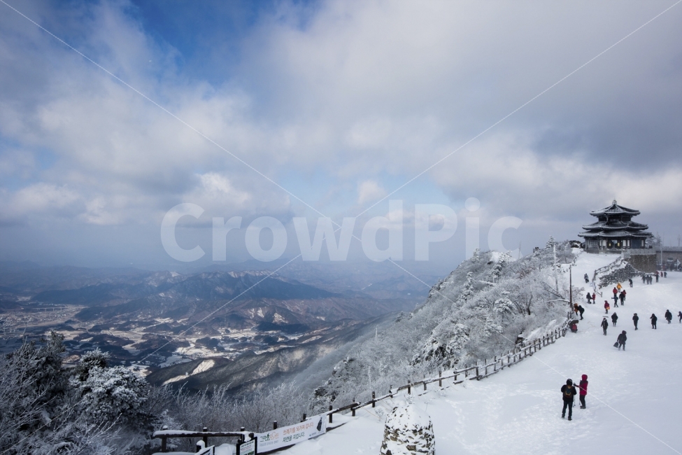 덕유산,겨울,눈,구름,정상,겨울,계절,winter,season,자연,풍경,nature,landscape,한국자연풍경,한국자연경관,korea nature landscape,사람들,대중,군중,other people,crowd,slope,경사,human,인간,person,사람,outdoors,옥외