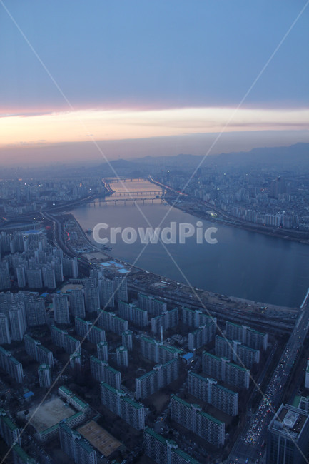 한국,대한민국,아시아,저녁,노을,빛,밤,블루,파랑,파란색,도시,도심,항공촬영,강,한강,강줄기,다리,아파트,건물,빌딩,집,하우스,건설,건축,먼산,토로,탑앵글,야경,서울,landscape,경치,outdoors,옥외,nature,자연,scenery,풍경,aerial view,조감도