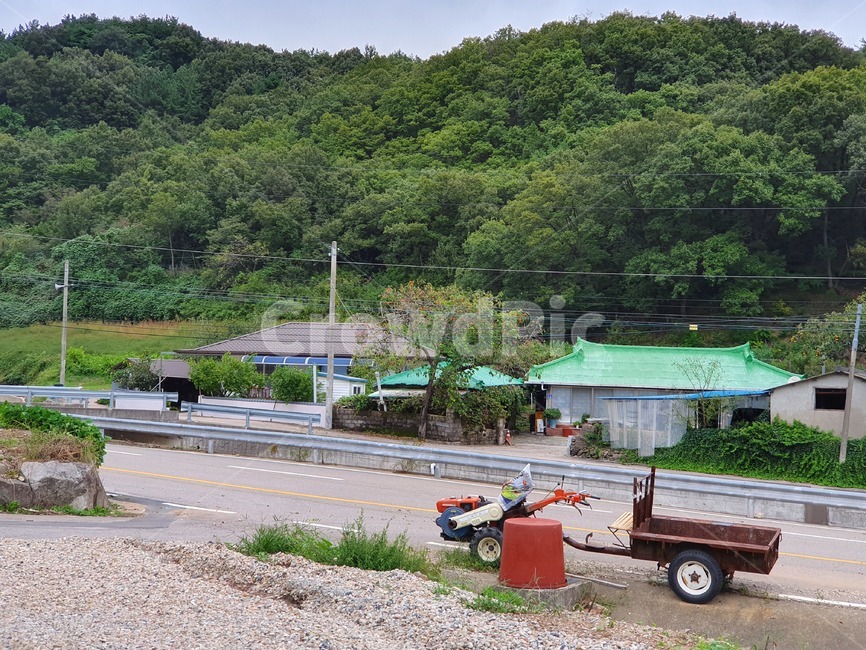 road,도로,gravel,자갈,dirtroad,흙길,경운기,한옥,시골,시골,마을,풍경,landscape,country,rural,town,농업,농사,agriculture,farming,farming industry