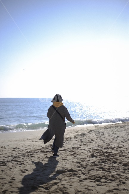 겨울바다,해운대,부산,바다,해변,바닷가,모래사장,밝은,꿈,희망,대비,달리기,여성,여자,woman,female,lady