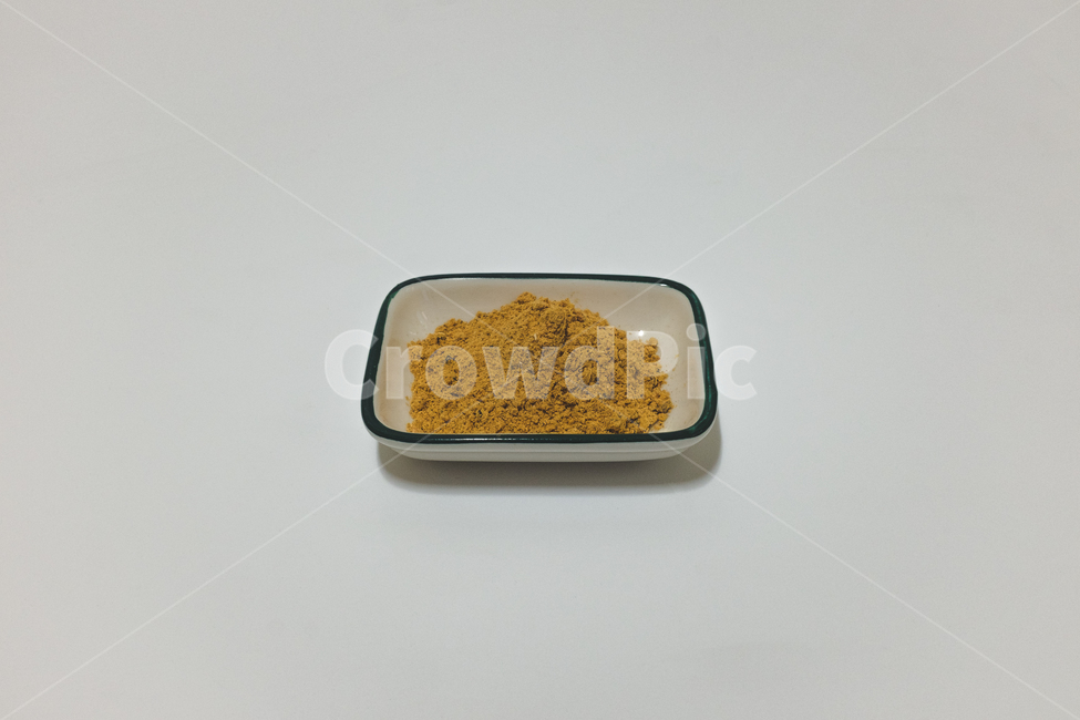 빨간색,조미료,화학조미료,라면,인스턴트,가공식품,감칠맛,후추,후레이크,가루,조미가루,분말,스프,고추,맵다,매운,하얀배경,종지