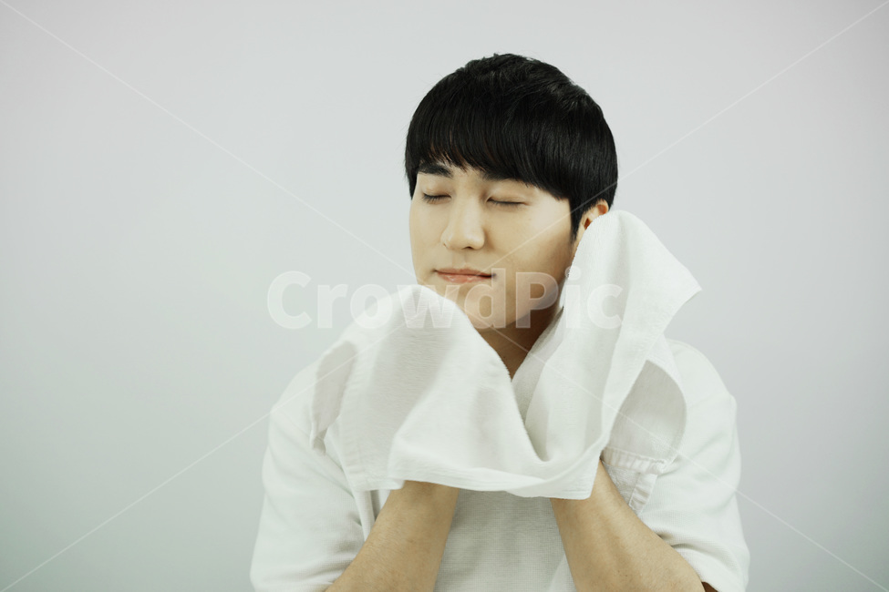 남자,뷰티,스킨케어,피부관리,skincare,수건,남성,그루밍족,사람,인물,인간,human,person,얼굴표정,facial expression,face,남성,남자,man,male,감정표현,기분,feeling,emotion,뷰티,미용,beauty treatment