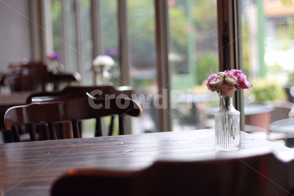 꽃,flower,꽃병,vase,탁자,의자,wooden,꽃,flower,실내용화초,화분,화초,house plant,인테리어,실내디자인,interior design