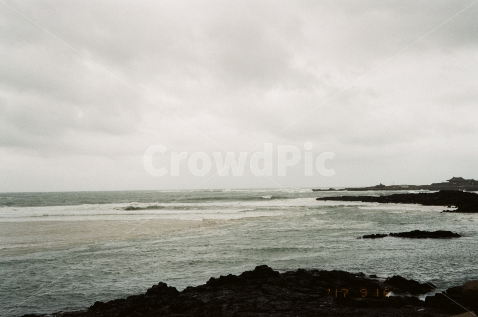 필름,필름사진,제주,바다,태풍,제주도,여행,하늘,구름,회색,쓸쓸,film,sea,jeju,sky,grey,analog,자연,풍경,nature,landscape,outdoors,옥외,land,땅,water,물,shoreline,해안선,ocean,대양