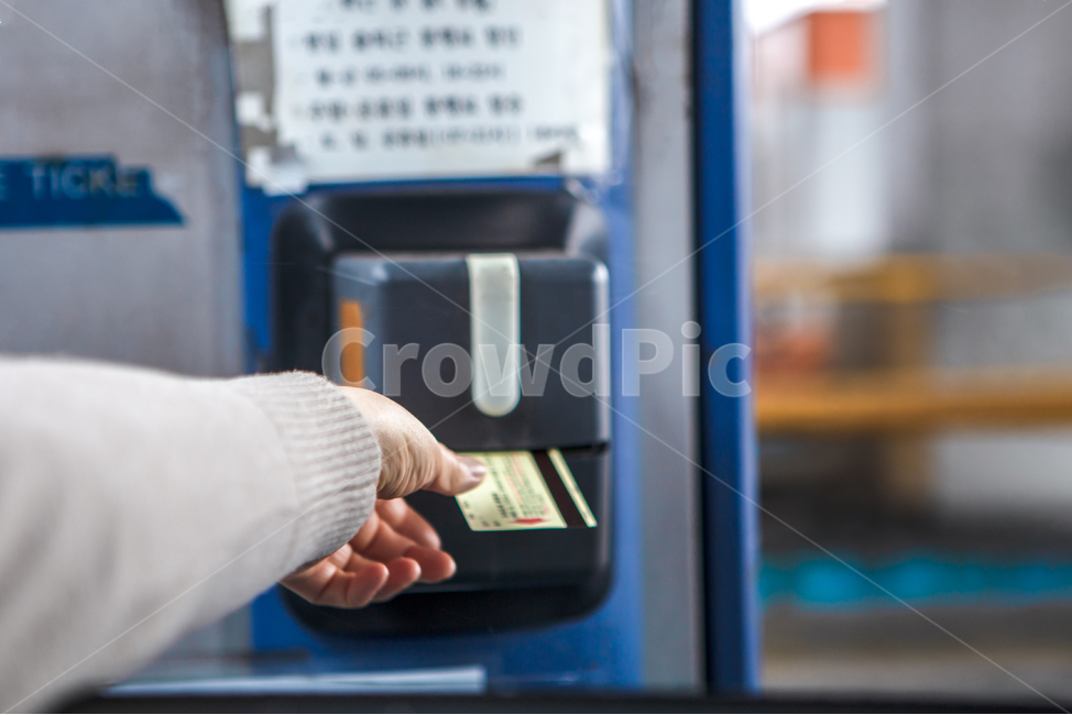 고속도로,통행권,도로,자동차도로,손,톨게이트,요금소,통행료,교통,통행권발급,발급,통행요금,요금,단말기,설비,시설,발권기,발급기,통행권발급기,팔,사람,highway,exprssway,transportation,tollgate