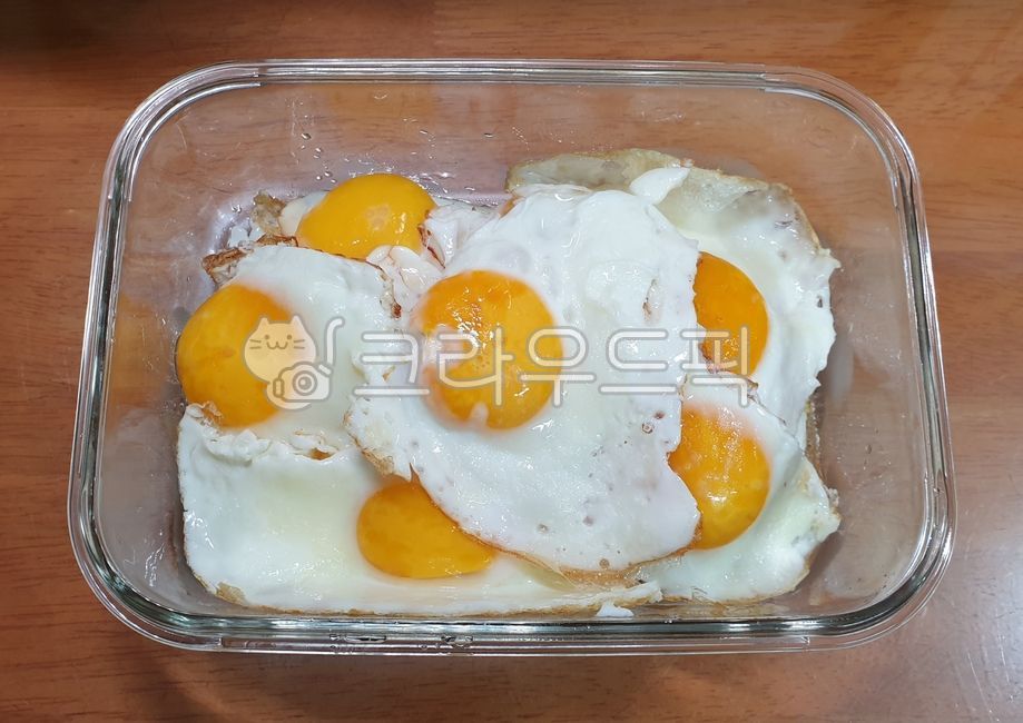 egg,계란,food,후라이,계란후라이,달걀후라이,계란반숙,반숙,유리그릇,그릇,반찬통,반찬그릇,식탁,반찬,식사,음식,요리