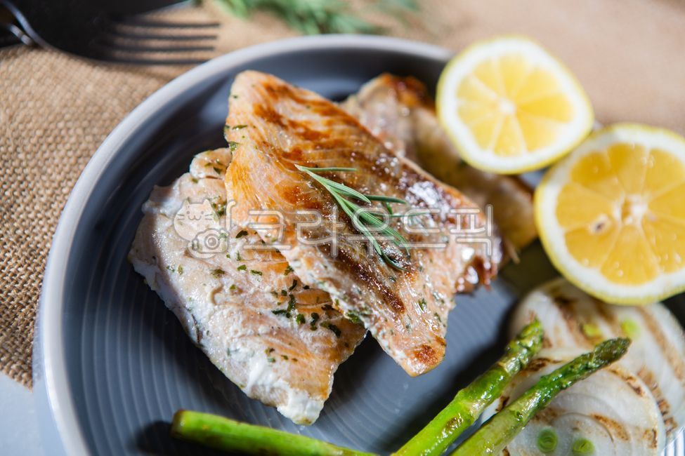 연어스테이크,연어,연어슬라이스,연어시즈닝,연어구이,음식,식재료,요리,food,cook,meal,dishes,food reserves