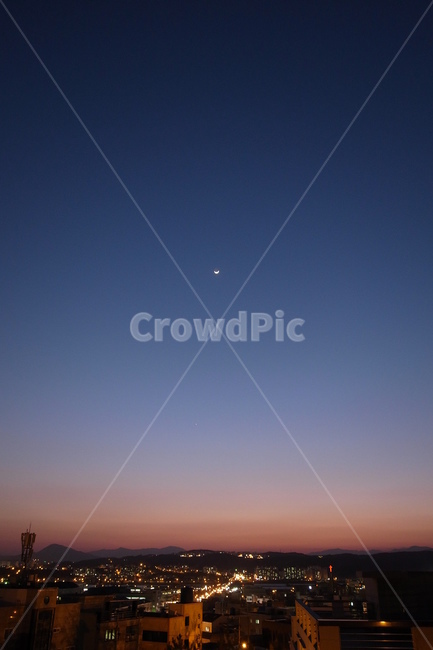 초승달,문,달,하늘,밤하늘,야경,밤,풍경,nightscape,night,landscape,도시,city,nature,자연,outdoors,옥외