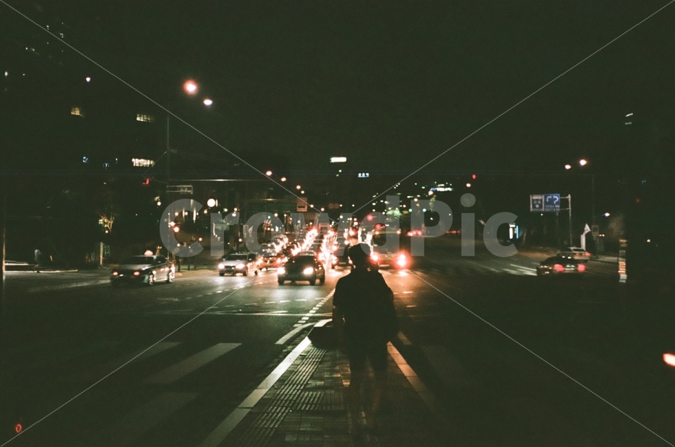 인물,사람,people,person,풍경,lanscape,야경,night,nightview,view,빛,그림자,light,shadow,불빛,자동차,도시,city,길거리,거리,street,야경,밤,풍경,nightscape,night,landscape,도시,city,사람,인물,인간,human,person,인물실루엣,사람실루엣,character silhouette,human silhouette,감성,sensible,feeling,고독함,외로움,쓸쓸함,우울함,슬픔,lonely,solitary,교통,교통수단,traffic,transportation,asphalt,아스팔트,road,도로