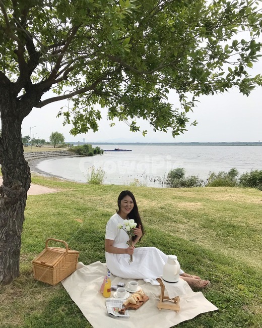 소풍,브라더샤워,셀프웨딩,돗자리,도시락,산책,휴가,food,picnic,피크닉,사람,인물,인간,human,person,여성,여자,woman,female,lady