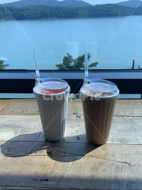 카페,커피,에이드,햇빝,창가,여름,여유,오션뷰,일회용컵,플라스틱컵,나무식탁
