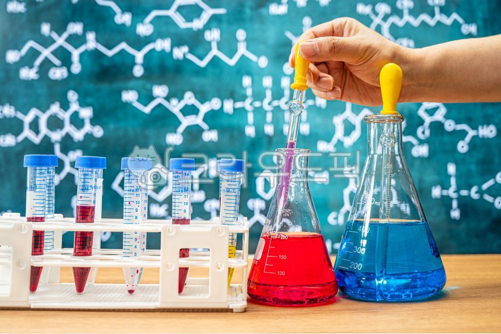 연구,실험도구,기술,스포이드,과학자,칠판,생명공학,교육배경,발명의날,연구개발,화학,발견,개념,삼각플라스크,과학교육,과학,시험관,도구,발명,실험실,학교,배경,교육,과학의날,화학식,컨셉,백그라운드,분석,사람손,손동작,화학공식,과학배경