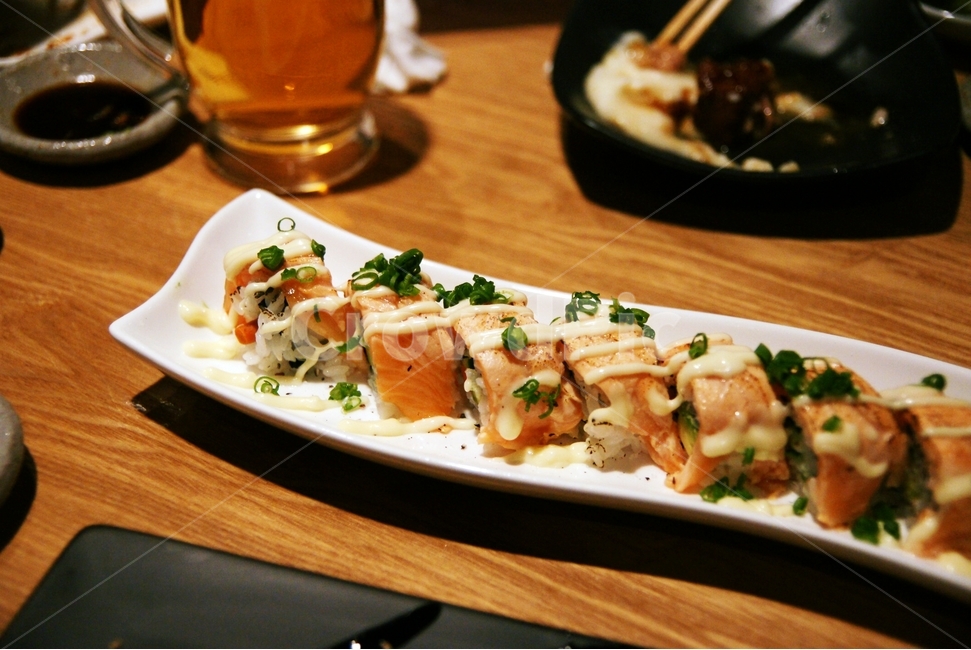 연어,초밥,일식,저녁,술자리,술상,음식,연어초밥,음식,식재료,요리,food,cook,meal,dishes,food reserves,수산물,해산물,fishery products,seafood,일식,일본음식,일본요리,Japanese food,Japanese dishes,Japanese meal,Japanese cook