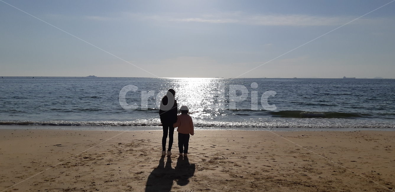 석양,뒷모습,모녀,사랑스러운,가족,해변,바다,beach,sea,사람,인물,인간,human,person,가족,패밀리,family