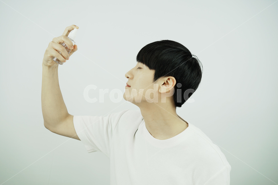 남자,뷰티,스킨케어,피부관리,화장품,beauty,skincare,cosmetic,남성,그루밍족,미스트,사람,인물,인간,human,person,남성,남자,man,male,뷰티,미용,beauty treatment