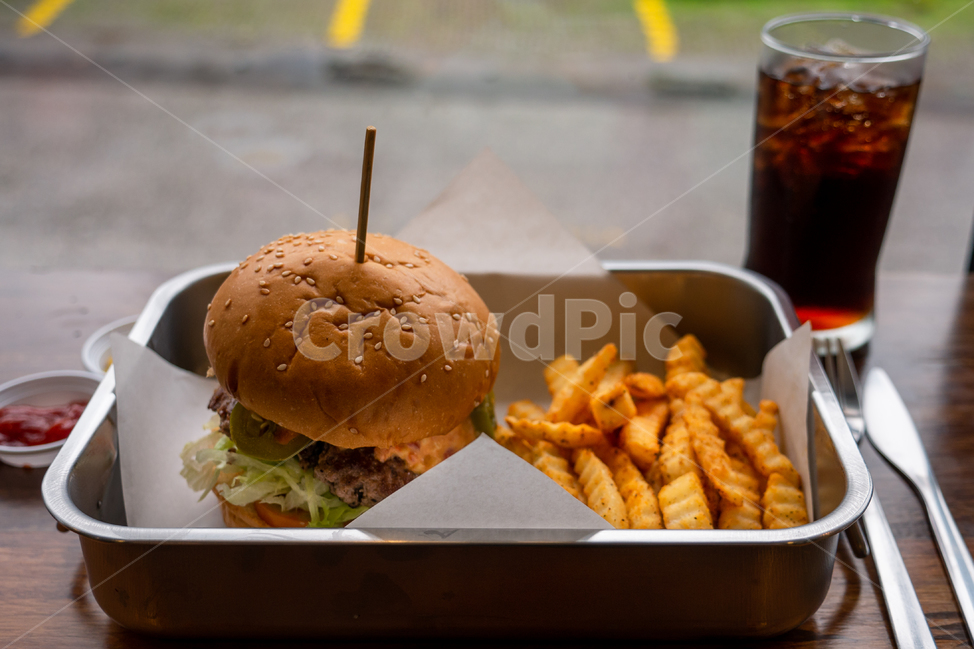 tray,Cola,bread,delicious,hamburger,Hamburger set,Burger,Cheeseburger,French fries,burger,French Fries,beverage,handmade,handmade burger,ketchup
