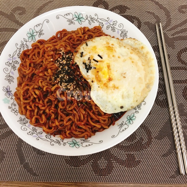 집밥,짜파게티,불닭게티,불닭볶음면,계란후라이,계란,라면,젓가락,면류,면요리,noodles,ramen,한식,한국요리,한국음식,food,cook,meal,dishes,koreanfood,koreandishes,koreanmeal,음식,요리,식사