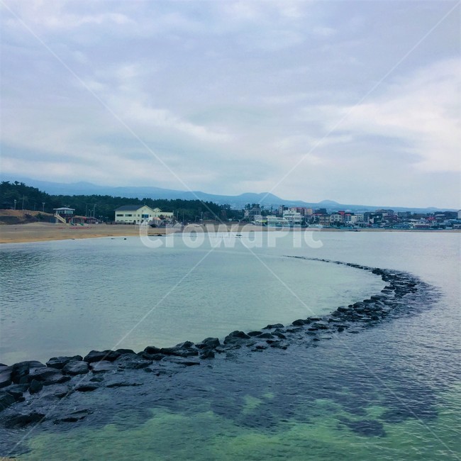 제주,해변,이호테우해변,제주바다,신기한돌,파란하늘,자연,풍경,nature,landscape,한국자연풍경,한국자연경관,korea nature landscape,제주도,jeju,jeju island,outdoors,옥외,land,땅,water,물,shoreline,해안선,sea,바다,ocean,대양,promontory,곶