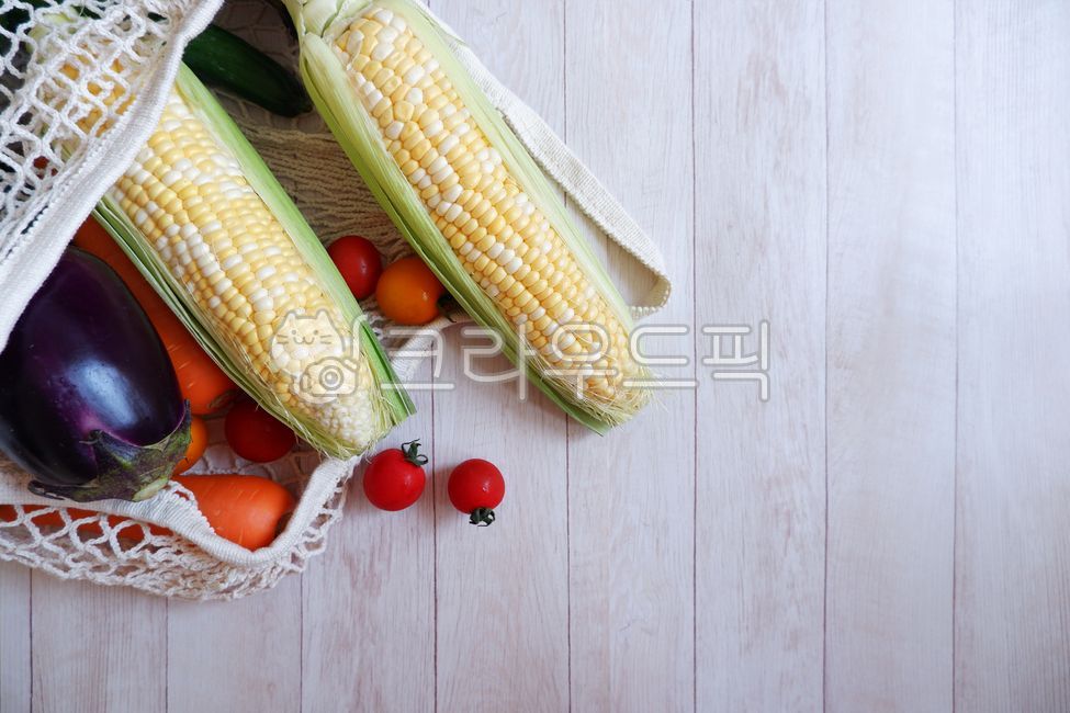 야채,야채배경,장바구니,옥수수,당근,피망,가지,여름야채,목재,목재테이블,건강,다이어트,음식,소재,식재료,컬러풀,요리,요리재료,요리준비,옥수수찜,찰옥수수,초당옥수수,vegetable,eggplants,carrots,sweetcorn,corns,cucumber,health,healthyfood,fresh,신선함,신선,채소,셀러드,셀러드재료,colorful,greenpepper,tomato,토마토,방울토마토,오이