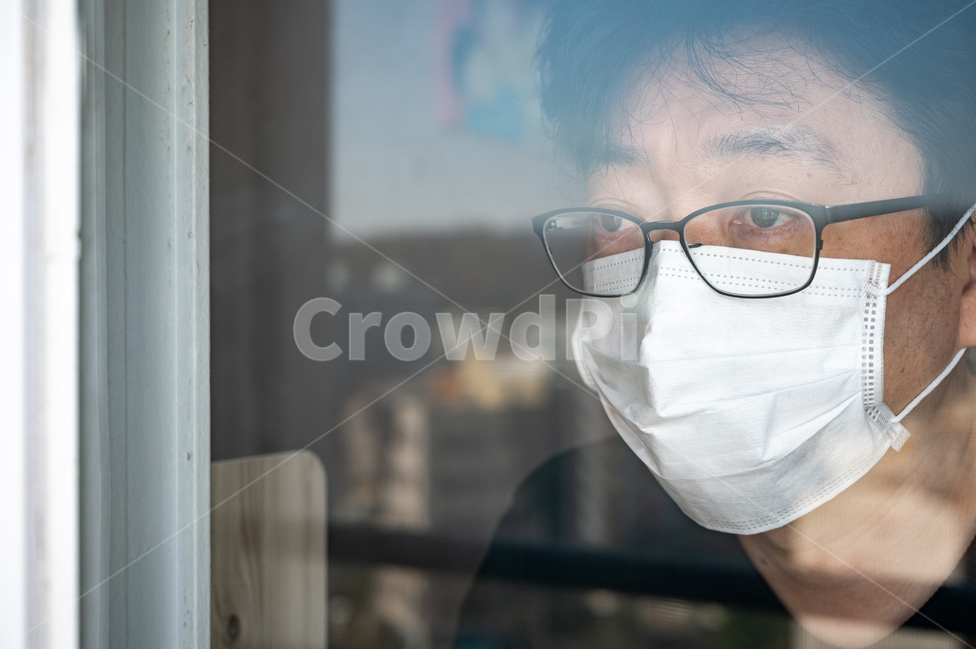 코로나바이러스,남자,남성,코로나19,coronavirus,covid19,원격근무,재택근무자,재택근무,자가격리,가정,상담,아시아인,동양인,중국인,한국인,일본인,집,중년,1명,라이프스타일,인물,자택,캐주얼,일,직장인,직장,사회적거리두기,격리,창문,마스크,얼굴,covid19,중장년,방역,전염병,예방