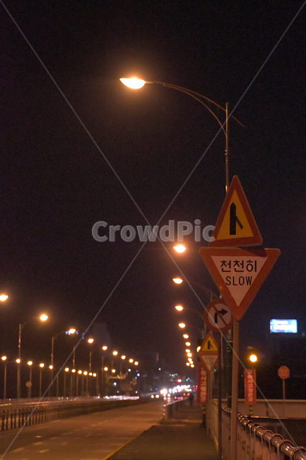 night view,vanishing point,confluence,night,be careful,nightview,slowly,street light,signs,slow,bridge,alignment