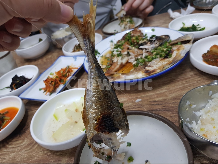 생선구이,생선,생선꼬리,밥,식당,음식,food,음식,식재료,요리,food,cook,meal,dishes,food reserves,한식,한국음식,한국요리,korean food,korean dishes,korean meal,korean cook