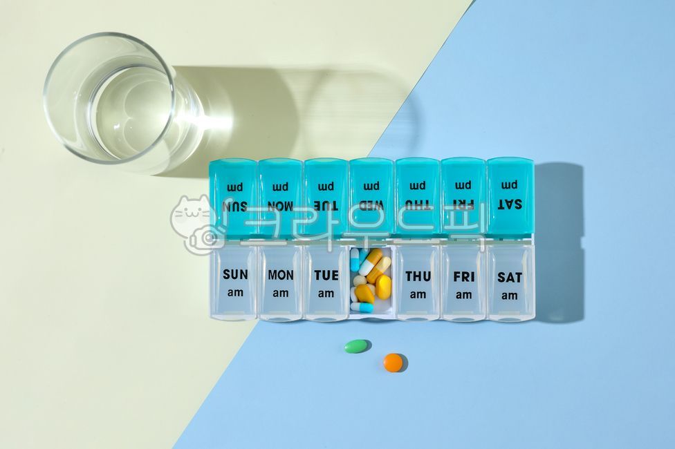 약,알약,복용,중독,백그라운드,종이,파란,베이지,건강보험,보험,보험료,약통,다이어트,오용,비만,비타민,영양제,약중독,복용시간,과섭취,만성,항생,항생제,캡슐,내복약,의약,치료,처방,처방전,메디컬,의료,의술,치유,마약,독약,일회분,매일,물,질병,치료법,아스피린,투약,조제,투여,스케줄,테라피,규칙적인,분량,수면제,진통제,소화,효소