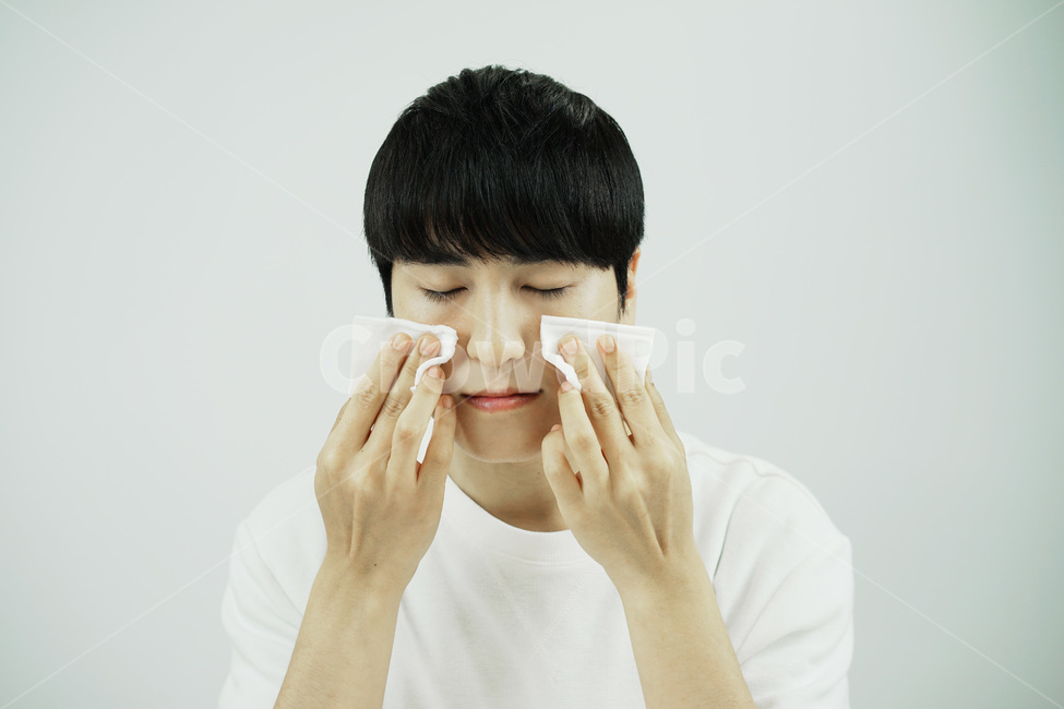 남자,뷰티,스킨케어,피부관리,화장품,로션,beauty,skincare,cosmetic,남성,lotion,그루밍족,사람,인물,인간,human,person,남성,남자,man,male,뷰티,미용,beauty treatment