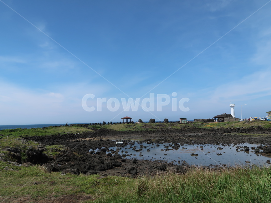 outdoors,옥외,land,땅,nature,자연,water,물,하늘,sky,sea,바다,나무,tree,한국,풍경,바닷가,등대,제주도,풀,돌,blue,green,푸른하늘,파란색
