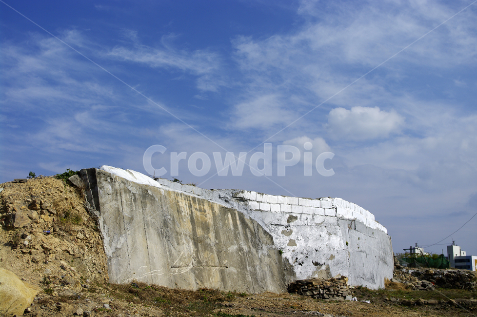 하늘,구름,풍경,폐허,벽,자연,풍경,nature,landscape,outdoors,옥외,bunker,벙커,building,건물,cliff,낭떠러지