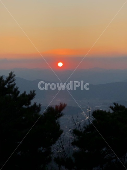 일출,sunrise,nature,자연,outdoors,옥외,redsky,붉은하늘,dawn,새벽,sunset,일몰,dusk,황혼,sky,하늘,산,mountain,tree,skan,풍경,landscape