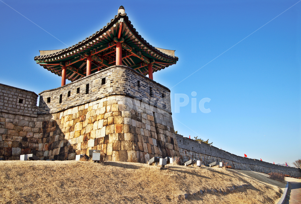 동이포루,우진각지붕,원근총안,수원화성,화성,수원,유네스코세계문화유산,한국전통,한국문화,korean traditional,korean culture,랜드마크,landmark,tourist attraction,한국랜드마크,한국관광지,한국명소,korea landmark,korea tourist attraction,건축물,건물외관,exterior,building,structure,architecture,construction