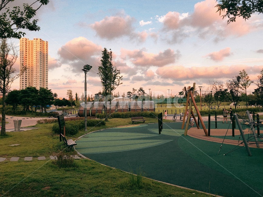 맑음,공원,구름,노을,초록,연두,green,pink,sky,cloud,blue,햇빛,빛,그림자,건물,sunshine,light,shadow,building,건축물,하늘,놀이공원,놀이동산,놀이터,amusement park,playground