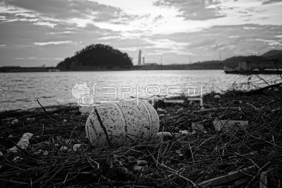 바다오염,바다쓰레기,쓰레기,비,장마,집중호우,plant,식물,ground,바닥,sphere,구체,스티로폼,해변,해변쓰레기,어리러움,더러움,더러운,어지러운,바다,해안가,해안,흑백,흑백사진