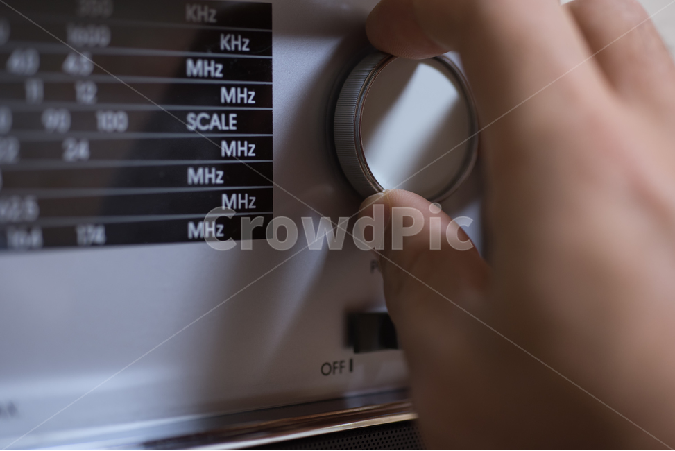 라디오,빈티지,오래된,중파,단파,주파수,70년대,배경,배경이미지,백그라운드,고전,통신,장비,음악,오브젝트,복고풍,사운드,소리,하얀,화이트,흰,흰색,방송,클로즈업,근접촬영,트랜지스터,아날로그,다이얼,수동,튜닝,손,맞추다,생활,빈티지사진,빈티지느낌,빈티지감성,vintage,사물,물건,오브젝트,thing,object,matter