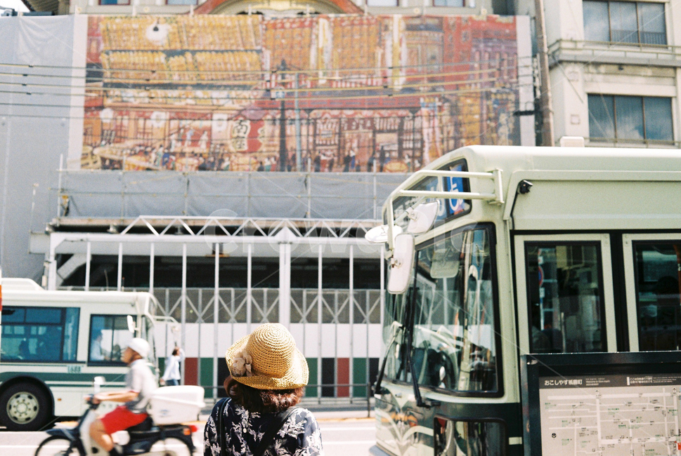 일본,일본감성,필름카메라,필름사진,여름,모자,여행,도시,사람,밀짚모자,버스,교토,kyoto,transportation,교통,오토바이,motorcycle,hat,clothing,차량,city,road,street